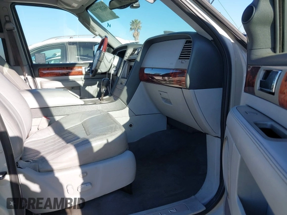 2004 Lincoln Navigator Luxury z VIN 5LMFU27R04LJ40304, wystawiony jako IAAI lot #42212537 z przebiegiem 157 014 mil mil oraz . Historia ofert i sprzedaży dostępna na DreamBid. Obrazek 5.