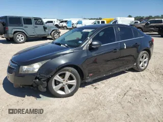 2014 Chevrolet Cruze 2LT z VIN 1G1PE5SB5E7208782, wystawiony jako Copart lot #47693245 z przebiegiem 132 741 mil mil oraz Szkoda całkowita • Salvage title. Historia ofert i sprzedaży dostępna na DreamBid. Obrazek 1.