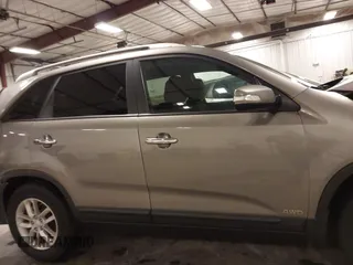 2014 Kia Sorento LX z VIN 5XYKTDA78EG550308, wystawiony jako IAAI lot #42057106 z przebiegiem 82 951 mil mil oraz . Historia ofert i sprzedaży dostępna na DreamBid. Obrazek 14.