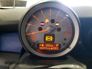 2010 MINI Clubman z VIN WMWML3C57ATX37968, wystawiony jako Copart lot #59858795 z przebiegiem 166 591 mil mil oraz Szkoda całkowita • Salvage title. Historia ofert i sprzedaży dostępna na DreamBid. Obrazek 9.