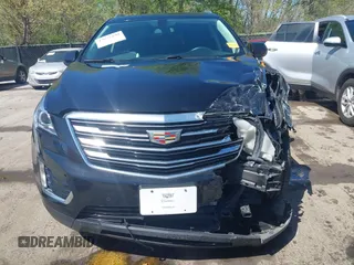 2017 Cadillac XT5 Luxury FWD z VIN 1GYKNBRS7HZ227732, wystawiony jako IAAI lot #42035099 z przebiegiem 76 260 mil mil oraz . Historia ofert i sprzedaży dostępna na DreamBid. Obrazek 6.