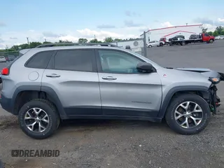 2017 Jeep Cherokee Trailhawk z VIN 1C4PJMBB8HW565462, wystawiony jako IAAI lot #42696507 z przebiegiem 114 819 mil mil oraz . Historia ofert i sprzedaży dostępna na DreamBid. Obrazek 13.