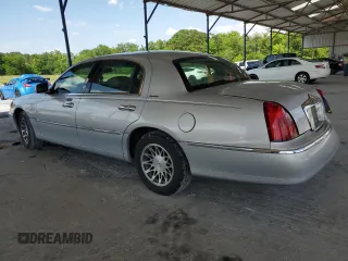 2000 Lincoln Town Car Signature z VIN 1LNHM82W3YY914145, wystawiony jako Copart lot #56040705 z przebiegiem 130 438 mil mil oraz Szkody całkowita. Historia ofert i sprzedaży dostępna na DreamBid. Obrazek 2.