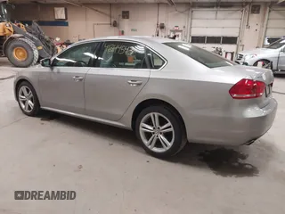 2014 Volkswagen Passat SE z VIN 1VWBT7A31EC102802, wystawiony jako IAAI lot #41344543 z przebiegiem 106 758 mil mil oraz . Historia ofert i sprzedaży dostępna na DreamBid. Obrazek 3.