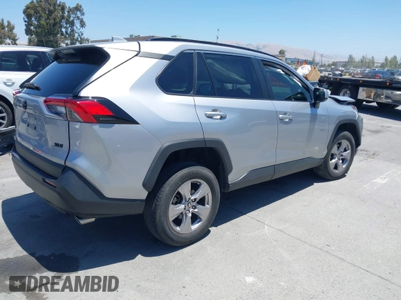 2022 Toyota RAV4 XLE z VIN 2T3W1RFV5NC213609, wystawiony jako IAAI lot #42561113 z przebiegiem 22 125 mil mil oraz . Historia ofert i sprzedaży dostępna na DreamBid. Obrazek 4.