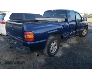 2000 Chevrolet Silverado 1500 with VIN 2GCEC19V8Y1352258, listed as a Copart auction lot 84738234 with 298,405 mi miles and Salvage Title. Bid and sale history available at carsss.com. Image 3.