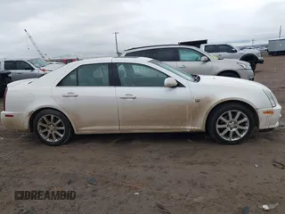2005 Cadillac STS z VIN 1G6DC67A250231552, wystawiony jako IAAI lot #41765312 z przebiegiem 201 611 mil mil oraz . Historia ofert i sprzedaży dostępna na DreamBid. Obrazek 13.