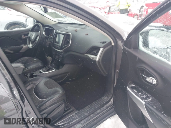 2018 Jeep Cherokee Latitude Plus z VIN 1C4PJMLB1JD530195, wystawiony jako IAAI lot #41629474 z przebiegiem 202 827 mil mil oraz . Historia ofert i sprzedaży dostępna na DreamBid. Obrazek 5.