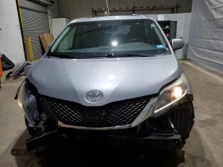 2017 Toyota Sienna SE with VIN 5TDXZ3DC6HS852078, listed as a Copart auction lot 51044615 with 81,552 mi miles and Salvage title. Bid and sale history available at DreamBid. Image 5.
