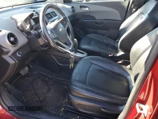 2012 Chevrolet Sonic LTZ z VIN 1G1JE5SHXC4126894, wystawiony jako Copart lot #45186475 z przebiegiem 76 461 mil mil oraz Czysty tytuł • Clean title. Historia ofert i sprzedaży dostępna na DreamBid. Obrazek 7.
