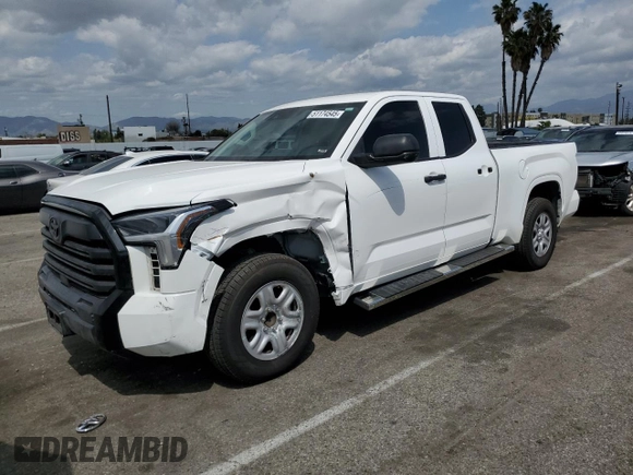 2022 Toyota Tundra SR z VIN 5TFKB5AA5NX008200, wystawiony jako Copart lot #51174545 z przebiegiem 51 898 mil mil oraz Szkoda całkowita • Salvage title. Historia ofert i sprzedaży dostępna na DreamBid. Obrazek 1.