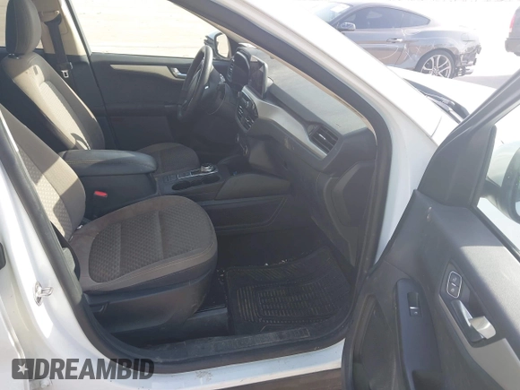 2020 Ford Escape SE z VIN 1FMCU0G67LUA10190, wystawiony jako IAAI lot #42533228 z przebiegiem 135 961 mil mil oraz . Historia ofert i sprzedaży dostępna na DreamBid. Obrazek 5.