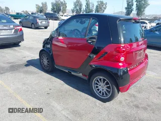 2013 Smart fortwo Pure z VIN WMEEJ3BAXDK632221, wystawiony jako IAAI lot #42243706 z przebiegiem 75 815 mil mil oraz . Historia ofert i sprzedaży dostępna na DreamBid. Obrazek 3.