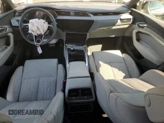 2024 Audi Q8 e-tron Prestige z VIN WA16ABGE2RB006933, wystawiony jako Copart lot #72645354 z przebiegiem 8794 mil mil oraz Szkody całkowita. Historia ofert i sprzedaży dostępna na DreamBid. Obrazek 8.