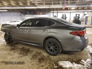 2015 Infiniti Q70 z VIN JN1BY1AR1FM560117, wystawiony jako Copart lot #81796594 z przebiegiem 87 093 mil mil oraz Szkody całkowita. Historia ofert i sprzedaży dostępna na DreamBid. Obrazek 2.