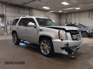 2014 Cadillac Escalade Platinum z VIN 1GYS4DEF4ER220739, wystawiony jako IAAI lot #41887685 z przebiegiem 150 067 mil mil oraz . Historia ofert i sprzedaży dostępna na DreamBid. Obrazek 1.