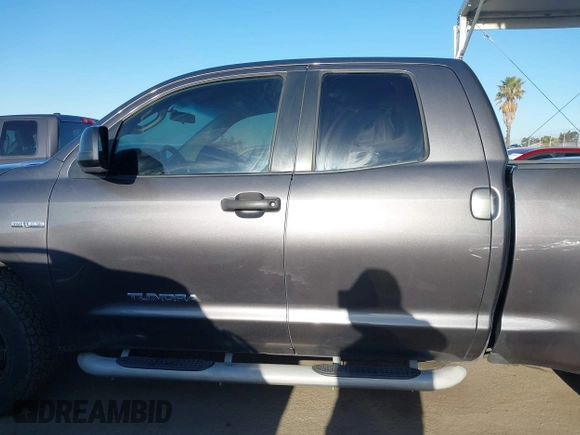 2011 Toyota Tundra z VIN 5TFRM5F15BX028699, wystawiony jako IAAI lot #41921139 z przebiegiem 147 811 mil mil oraz . Historia ofert i sprzedaży dostępna na DreamBid. Obrazek 14.
