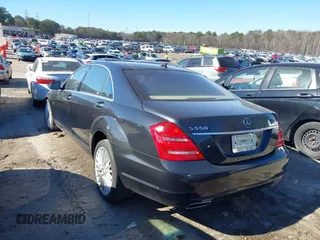 2012 Mercedes-Benz S 550 z VIN WDDNG9EB4CA430358, wystawiony jako IAAI lot #41355572 z przebiegiem 129 781 mil mil oraz . Historia ofert i sprzedaży dostępna na DreamBid. Obrazek 3.