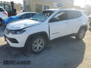 2024 Jeep Compass Latitude with VIN 3C4NJDBN6RT109324, listed as a Copart auction lot 47375515 with 31,816 mi miles and Clean Title. Bid and sale history available at carsss.com. Image 1.