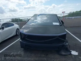 2024 Tesla Cybertruck z VIN 7G2CEHED8RA019428, wystawiony jako IAAI lot #41918480 z przebiegiem 22 762 mil mil oraz . Historia ofert i sprzedaży dostępna na DreamBid. Obrazek 12.
