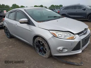 2014 Ford Focus SE z VIN 1FADP3K28EL404592, wystawiony jako IAAI lot #42438471 z przebiegiem 137 257 mil mil oraz . Historia ofert i sprzedaży dostępna na DreamBid. Obrazek 1.