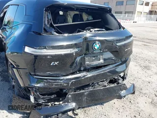 2024 BMW iX xDrive50 z VIN WB523CF08RCP18427, wystawiony jako IAAI lot #42001711 z przebiegiem 15 744 mil mil oraz . Historia ofert i sprzedaży dostępna na DreamBid. Obrazek 6.