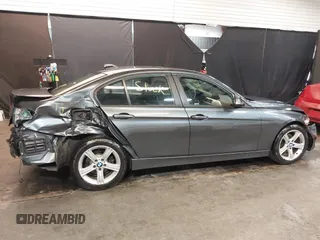 2015 BMW 3 Series 320i xDrive z VIN WBA3C3G57FNS76157, wystawiony jako IAAI lot #42042392 z przebiegiem 93 756 mil mil oraz . Historia ofert i sprzedaży dostępna na DreamBid. Obrazek 13.