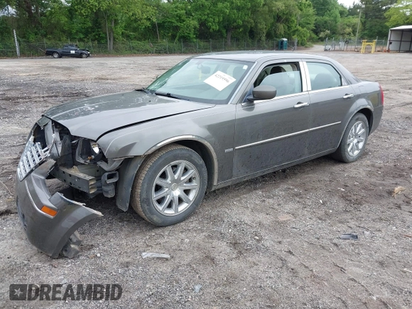 2008 Chrysler 300 Touring z VIN 2C3LA53G08H165266, wystawiony jako IAAI lot #42219596 z przebiegiem 119 141 mil mil oraz . Historia ofert i sprzedaży dostępna na DreamBid. Obrazek 17.
