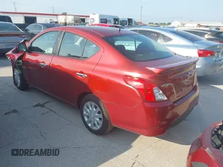 2019 Nissan Versa SV z VIN 3N1CN7AP6KL869696, wystawiony jako IAAI lot #42404842 z przebiegiem 103 338 mil mil oraz . Historia ofert i sprzedaży dostępna na DreamBid. Obrazek 3.
