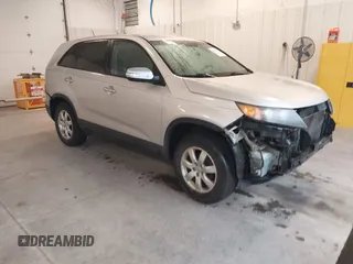 2012 Kia Sorento LX z VIN 5XYKT4A12CG220012, wystawiony jako IAAI lot #41961319 z przebiegiem 132 700 mil mil oraz . Historia ofert i sprzedaży dostępna na DreamBid. Obrazek 1.