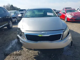 2013 Kia Optima LX z VIN KNAGM4A71D5401777, wystawiony jako IAAI lot #41639973 z przebiegiem 218 938 mil mil oraz . Historia ofert i sprzedaży dostępna na DreamBid. Obrazek 13.