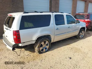 2008 Chevrolet Suburban LTZ z VIN 1GNFK163X8R196314, wystawiony jako IAAI lot #42127143 z przebiegiem 119 598 mil mil oraz . Historia ofert i sprzedaży dostępna na DreamBid. Obrazek 4.