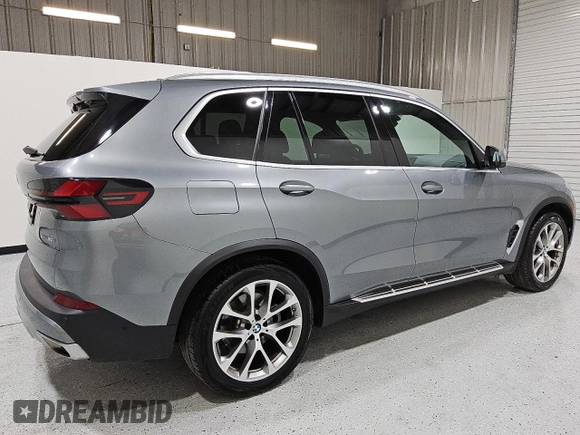 2024 BMW X5 sDrive40i z VIN 5UX13EU07R9U53817, wystawiony jako Copart lot #55535065 z przebiegiem 30 806 mil mil oraz Czysty tytuł • Clean title. Historia ofert i sprzedaży dostępna na DreamBid. Obrazek 3.