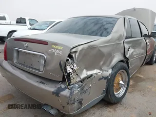 2003 Cadillac DeVille z VIN 1G6KD54Y63U223640, wystawiony jako IAAI lot #41704549 z przebiegiem 127 981 mil mil oraz . Historia ofert i sprzedaży dostępna na DreamBid. Obrazek 6.