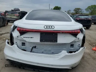 2022 Audi e-tron GT Premium Plus z VIN WAUCJBFW3N7008607, wystawiony jako Copart lot #46582463 z przebiegiem 5996 mil mil oraz . Historia ofert i sprzedaży dostępna na DreamBid. Obrazek 6.