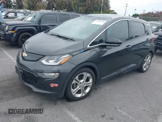 2018 Chevrolet Bolt EV LT z VIN 1G1FW6S02J4133385, wystawiony jako IAAI lot #42380348 z przebiegiem 87 041 mil mil oraz . Historia ofert i sprzedaży dostępna na DreamBid. Obrazek 2.