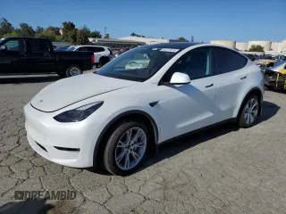 2024 Tesla Model Y Long Range z VIN 7SAYGDEE8RF983067, wystawiony jako Copart lot #61217015 z przebiegiem 57 082 mil mil oraz Szkoda całkowita • Salvage title. Historia ofert i sprzedaży dostępna na DreamBid. Obrazek 1.