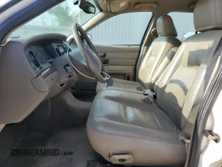 2003 Ford Crown Victoria LX z VIN 2FAFP74W03X209148, wystawiony jako Copart lot #53274575 z przebiegiem 127 739 mil mil oraz Szkody całkowita. Historia ofert i sprzedaży dostępna na DreamBid. Obrazek 7.