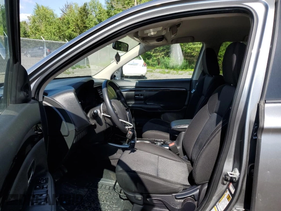 2020 Mitsubishi Outlander ES z VIN JA4AZ2A31LZ612278, wystawiony jako Copart lot #62982274 z przebiegiem 225 958 mil mil oraz Szkoda całkowita • Salvage title. Historia ofert i sprzedaży dostępna na DreamBid. Obrazek 7.