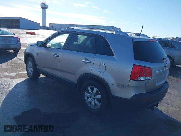2012 Kia Sorento LX with VIN 5XYKTDA2XCG296490, listed as a IAAI auction lot 41660765 with 200,000 mi miles. Bid and sale history available at carsss.com. Image 3.
