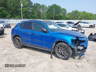 2018 Alfa Romeo Stelvio Ti Sport z VIN ZASFAKNN4J7C01052, wystawiony jako IAAI lot #42358053 z przebiegiem 61 054 mil mil oraz . Historia ofert i sprzedaży dostępna na DreamBid. Obrazek 1.