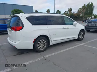 2017 Chrysler Pacifica Touring L z VIN 2C4RC1BG0HR533823, wystawiony jako IAAI lot #42194457 z przebiegiem 163 709 mil mil oraz . Historia ofert i sprzedaży dostępna na DreamBid. Obrazek 4.