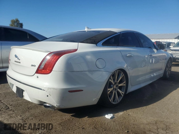 2015 Jaguar XJ z VIN SAJWA1CZ9F8V84689, wystawiony jako Copart lot #86216424 z przebiegiem 72 172 mil mil oraz Czysty tytuł • Clean title. Historia ofert i sprzedaży dostępna na DreamBid. Obrazek 3.
