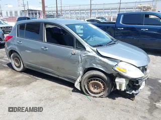2009 Nissan Versa S z VIN 3N1BC13E99L453758, wystawiony jako IAAI lot #42343658 z przebiegiem 218 825 mil mil oraz . Historia ofert i sprzedaży dostępna na DreamBid. Obrazek 1.