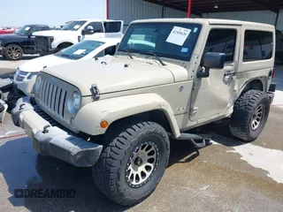 2018 Jeep Wrangler Sahara z VIN 1C4AJWBGXJL811092, wystawiony jako IAAI lot #42305620 z przebiegiem 41 021 mil mil oraz . Historia ofert i sprzedaży dostępna na DreamBid. Obrazek 18.