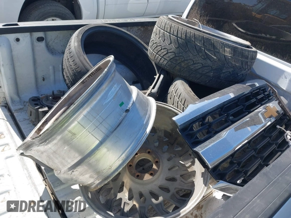 2018 Chevrolet Silverado 1500 LT with VIN 3GCUCRER0JG286336, listed as a IAAI auction lot 41738980 with 124,612 mi miles and . Bid and sale history available at DreamBid. Image 12.