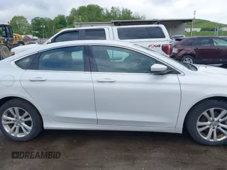 2015 Chrysler 200 Limited z VIN 1C3CCCAB7FN555436, wystawiony jako IAAI lot #42193998 z przebiegiem 126 448 mil mil oraz . Historia ofert i sprzedaży dostępna na DreamBid. Obrazek 13.