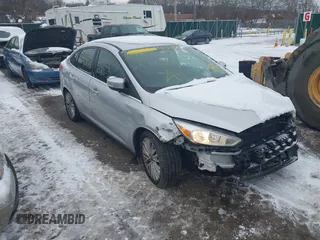 2015 Ford Focus Titanium z VIN 1FADP3J27FL333002, wystawiony jako IAAI lot #41361381 z przebiegiem 57 649 mil mil oraz . Historia ofert i sprzedaży dostępna na DreamBid. Obrazek 1.