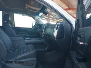 2016 GMC Sierra 2500HD Denali z VIN 1GT12UE85GF157972, wystawiony jako IAAI lot #40659216 z przebiegiem 130 351 mil mil oraz . Historia ofert i sprzedaży dostępna na DreamBid. Obrazek 5.