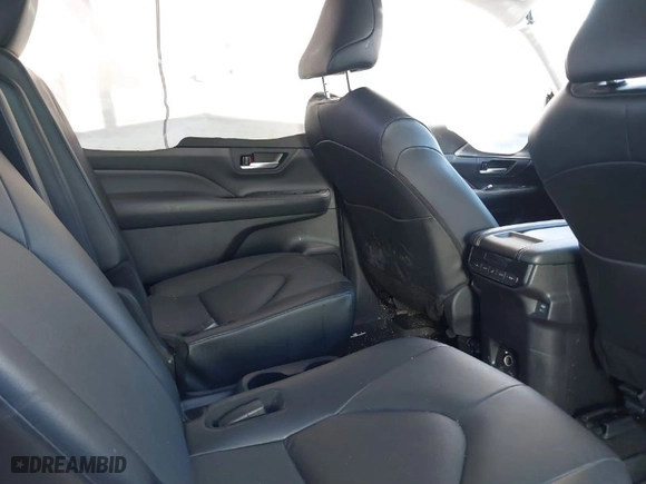 2024 Toyota Grand Highlander XLE with VIN 5TDAAAB50RS021375, listed as a IAAI auction lot 41404168 with 30,330 mi miles. Bid and sale history available at carsss.com. Image 8.